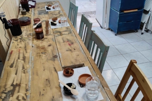 Esperienza di olio extravergine di oliva con vino ed erbe aromatiche