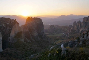 Desde Atenas: Excursión de 2 días a Delfos, Meteora y las Termópilas