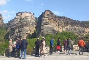 Da Atene: escursione di 2 giorni a Meteora con trasporto e hotel