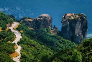 Da Atene: escursione in treno di 2 giorni a Meteora con albergo