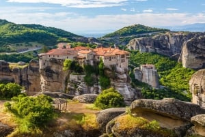 De Atenas: Viagem de trem panorâmica de 2 dias para Meteora com hotel