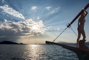 Solnedgangscruise på Athen-rivieraen – Halvdag med svømning og grill om bord