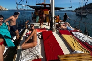 Solnedgangscruise på Athen-rivieraen – Halvdag med svømning og grill om bord