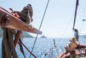 Solnedgangscruise på Athen-rivieraen – Halvdag med svømning og grill om bord