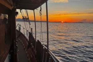 Solnedgangscruise på Athen-rivieraen – Halvdag med svømning og grill om bord