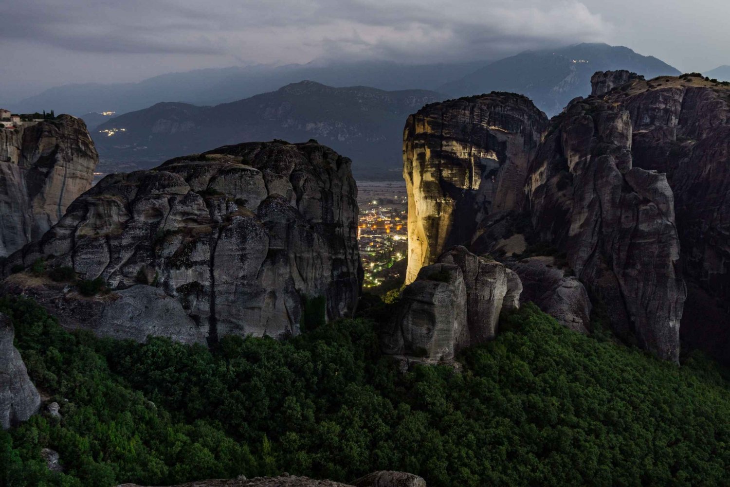 From Athens: Delphi and Meteora 2-Day Tour with Hotel