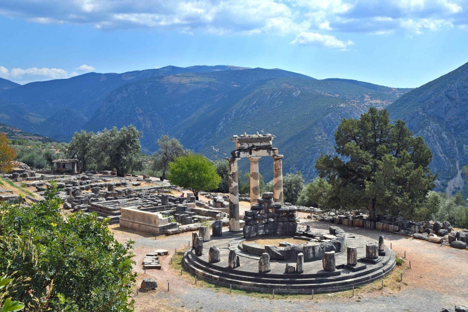 From Athens: Delphi and Osios Loukas Monastery Day Trip