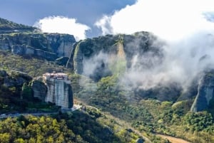 Fra Athen: Udforsk Meteora med en guidet bustur