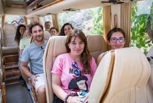 アテネ発：ガイド付きバス ツアーでメテオラを探索