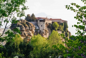 Athens: Full-Day Meteora Trip by Train in English or Spanish