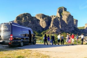 Von Athen aus: Meteora 2-Tages-Tour mit Hotel und Frühstück