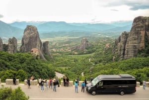 Da Atene: Escursione di 2 giorni a Meteora con hotel e colazione