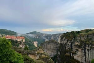 De Atenas: Viagem de 1 dia de trem para as cavernas e mosteiros de Meteora