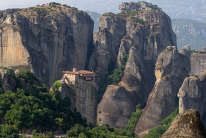 De Atenas: Viagem de 1 dia de trem para as cavernas e mosteiros de Meteora