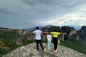 De Atenas: Viagem de 1 dia de comboio às Grutas e Mosteiros de Meteora