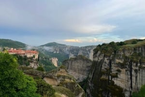 Från Aten: Meteora grottor och kloster dagsutflykt med tåg