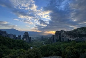 Fra Athen: Dagstur til Meteora-klosteret med tog og buss