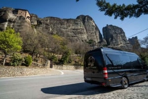 Fra Athen: Dagstur til Meteora-klosteret med tog og buss