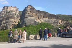 Fra Athen: Dagstur til Meteora-klosteret med tog og buss