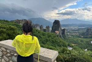 De Atenas: Viagem de comboio a Meteora com pernoita