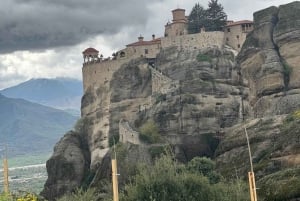 Från Aten: Tågresa till Meteora med övernattning