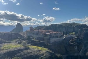 Från Aten: Tågresa till Meteora med övernattning
