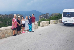 Depuis Athènes : Voyage en train aux Météores avec nuitée