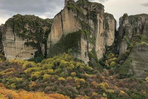 Depuis Athènes : Voyage en train aux Météores avec nuitée