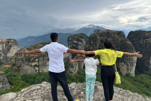 Depuis Athènes : Voyage en train aux Météores avec nuitée