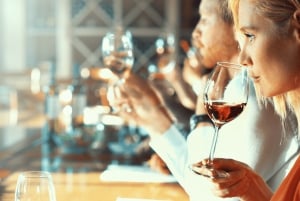 Z Aten: Prywatna jednodniowa wycieczka do produkcji oliwy z oliwek i wina