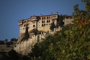 From Athens: Meteora Train Trip with Overnight Stay