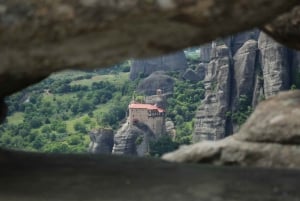 Från Aten: Tågresa till Meteora med övernattning