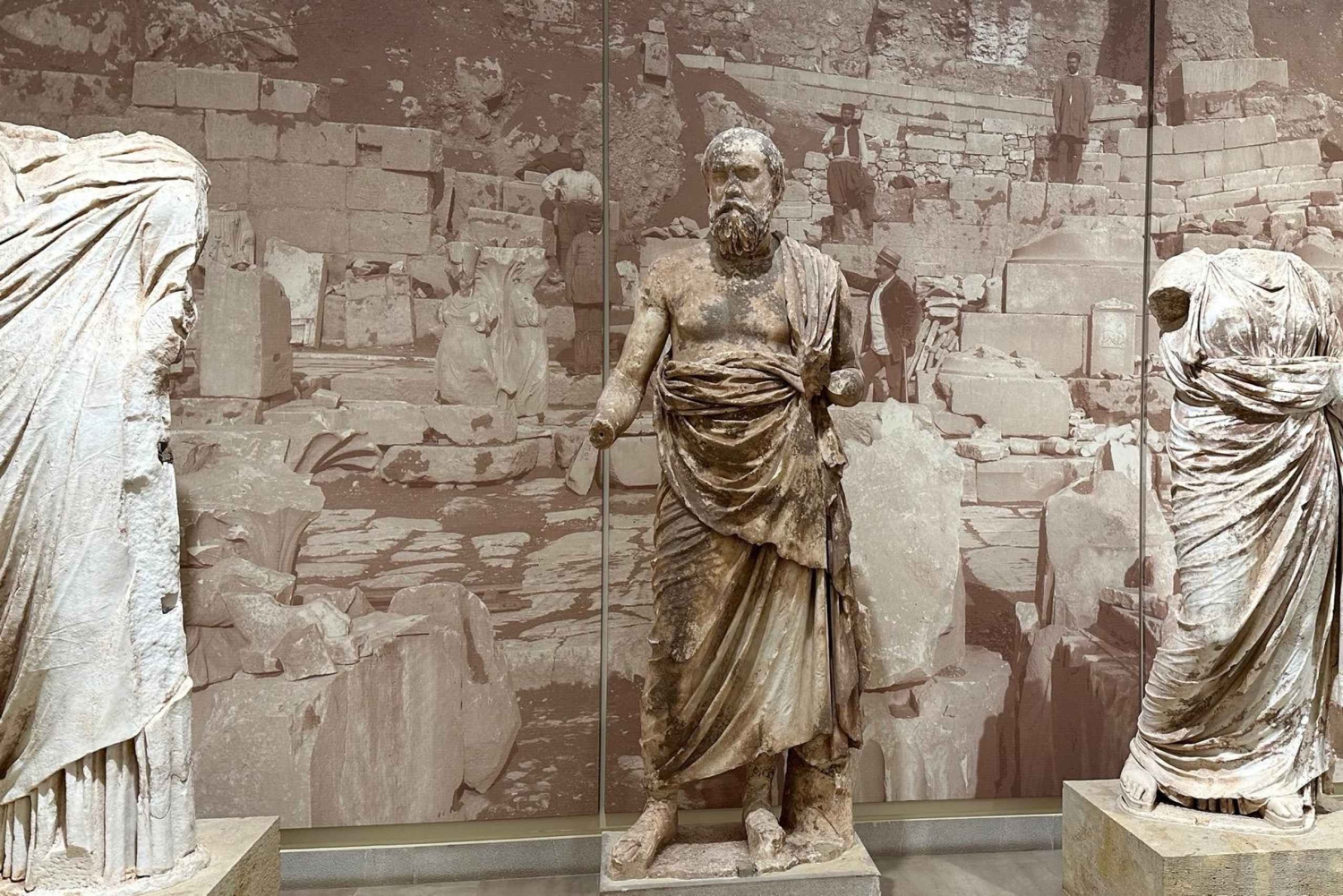 デルフィ「大地のへそ」とホシオス・ルーカス聖堂の1日プライベートツアー