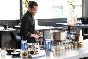 Aula de culinária grega com vista para a Acrópole