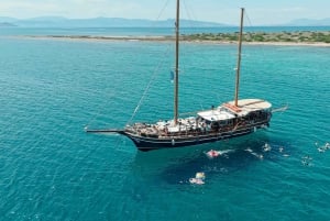 Halve dag Athene-cruise: zwemstop, lunch en drankjes inbegrepen