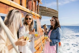 Halve dag Athene-cruise: zwemstop, lunch en drankjes inbegrepen