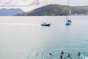 Halve dag Athene-cruise: zwemstop, lunch en drankjes inbegrepen