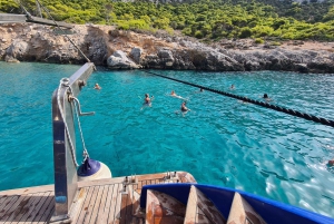 Halve dag Athene-cruise: zwemstop, lunch en drankjes inbegrepen