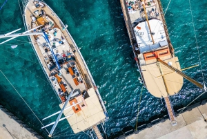 Halve dag Athene-cruise: zwemstop, lunch en drankjes inbegrepen