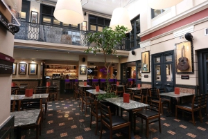 Hard Rock Cafe Ateena, jossa on lounas- tai päivällisvalikoima