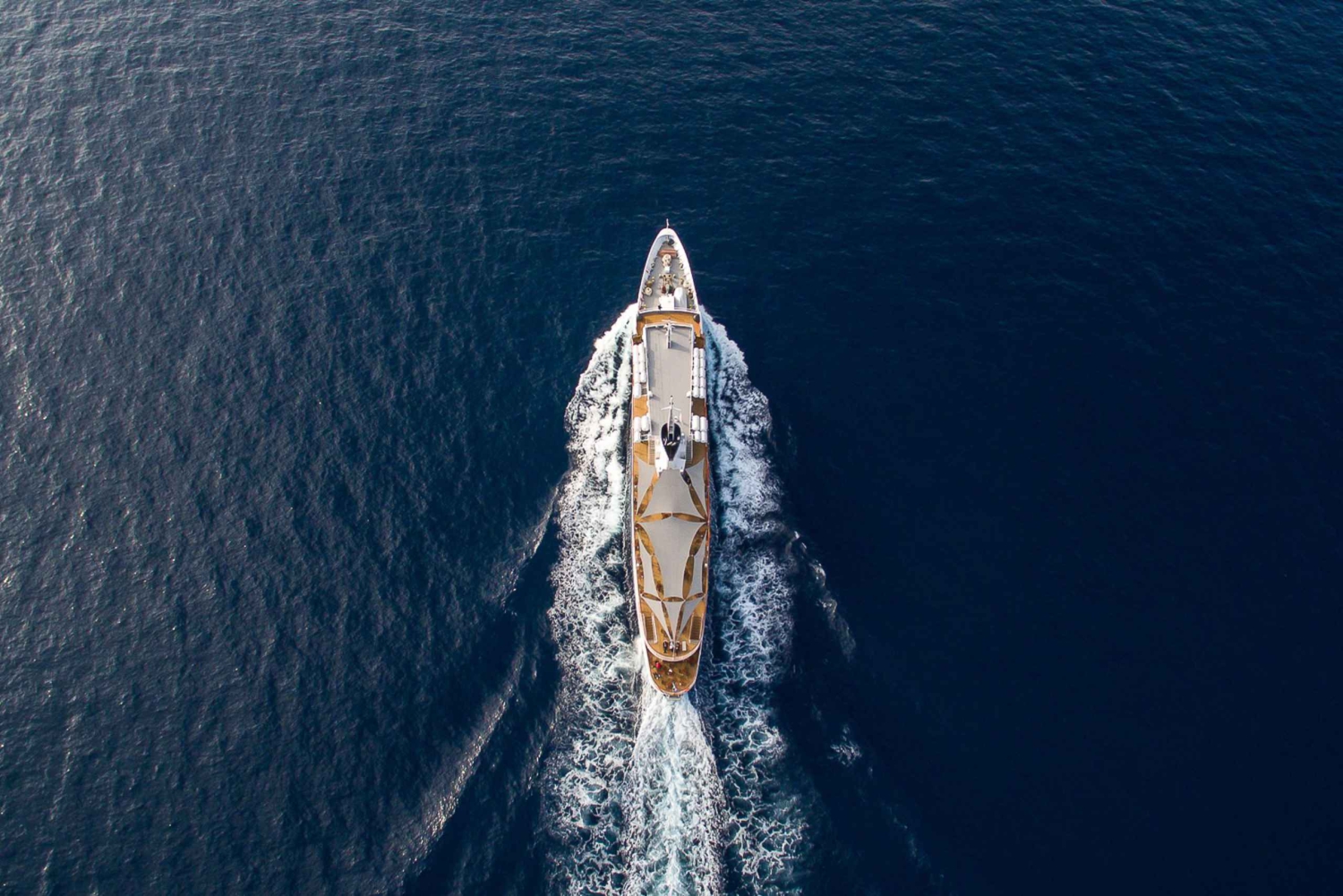 イドラ島、ポロス島、アイギナ島クルーズ（ビュッフェランチ＆港移動サービス付き）をご利用いただけます