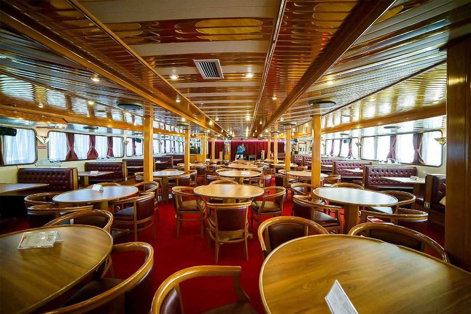 イドラ島、ポロス島、アイギナ島クルーズ（ビュッフェランチ＆港移動サービス付き）をご利用いただけます