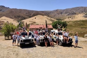 Off-road: lago natural, desfiladeiros montanhosos, floresta de palmeiras e praia