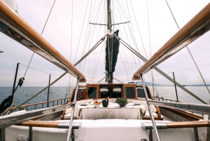 Croisière d'une journée vers 3 îles avec arrêt baignade et déjeuner.