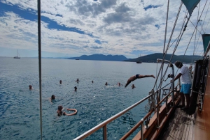 Croisière d'une journée vers 3 îles avec arrêt baignade et déjeuner.