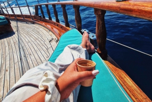 Croisière d'une journée vers 3 îles avec arrêt baignade et déjeuner.