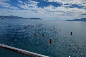 Croisière d'une journée vers 3 îles avec arrêt baignade et déjeuner.