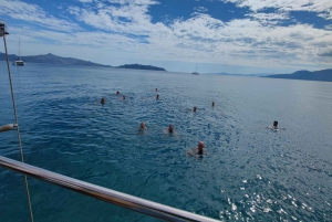 Croisière d'une journée vers 3 îles avec arrêt baignade et déjeuner.