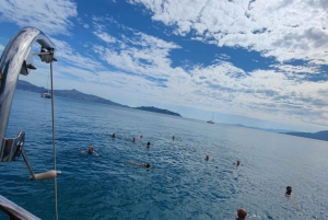 Croisière d'une journée vers 3 îles avec arrêt baignade et déjeuner.