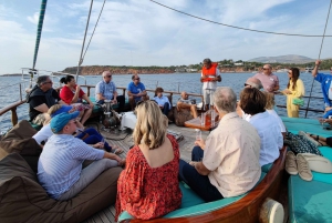 Croisière d'une journée vers 3 îles avec arrêt baignade et déjeuner.